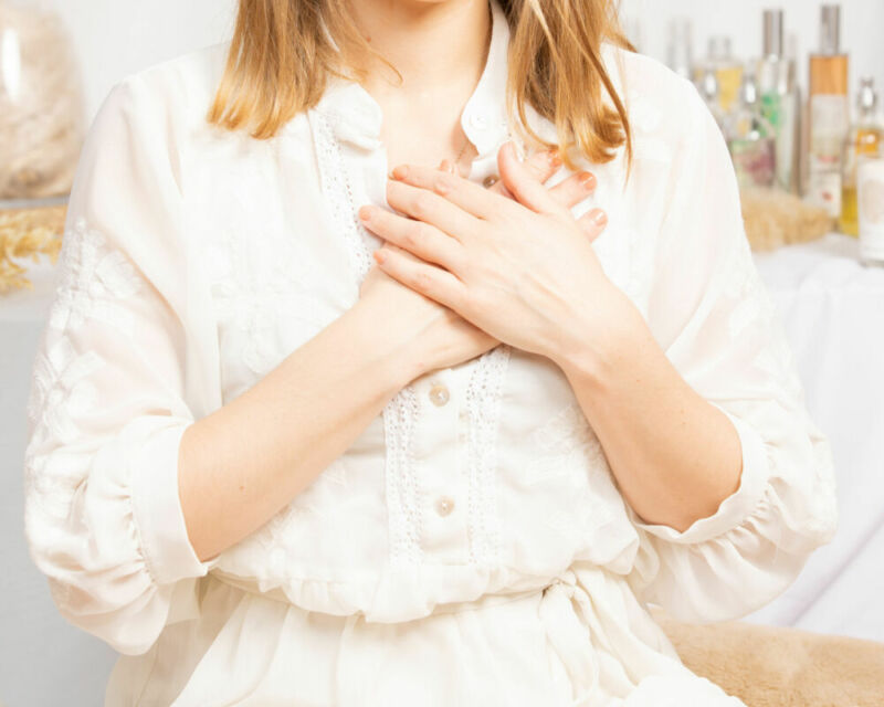 Femme en peignoir devant son miroir